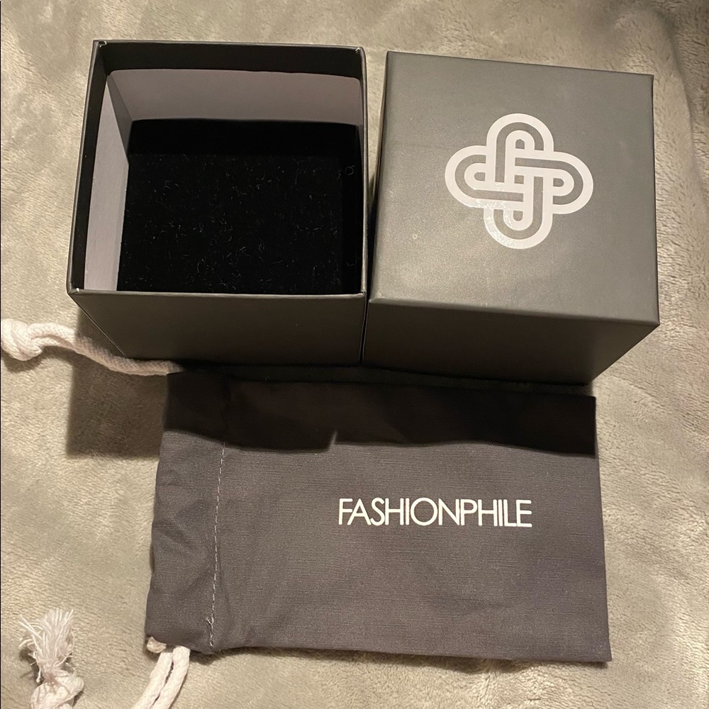 ✅FASHIONPHILE gift box and bag.